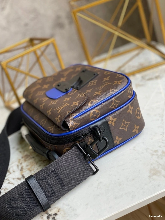 LOUIS S LOCK MESSENGER VUITTON 0801